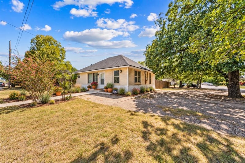 401 Powers Street, Lacy Lakeview TX 76705 - Photo 2