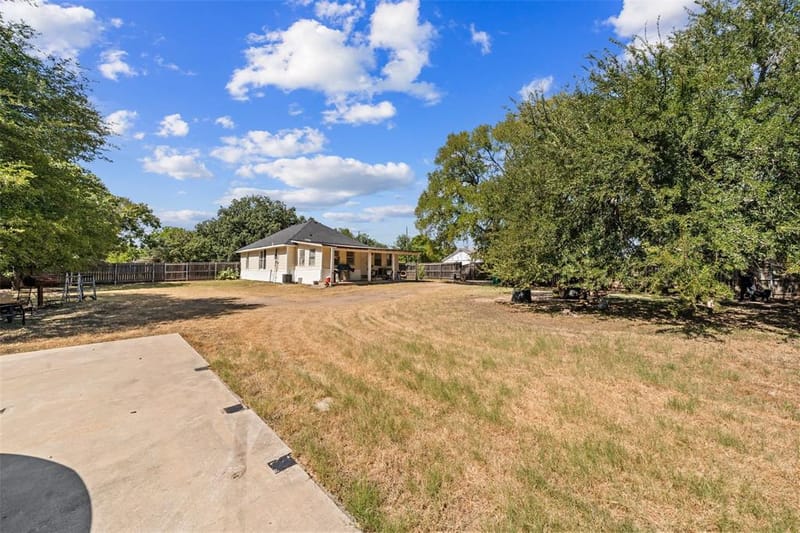 401 Powers Street, Lacy Lakeview TX 76705 - Photo 21