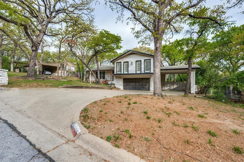 2705 Black Oak Lane, Arlington TX 76012 - Photo 2
