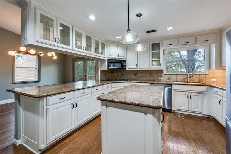 2705 Black Oak Lane, Arlington TX 76012 - Photo 9