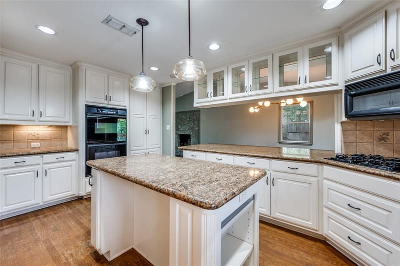 2705 Black Oak Lane, Arlington TX 76012 - Photo 10