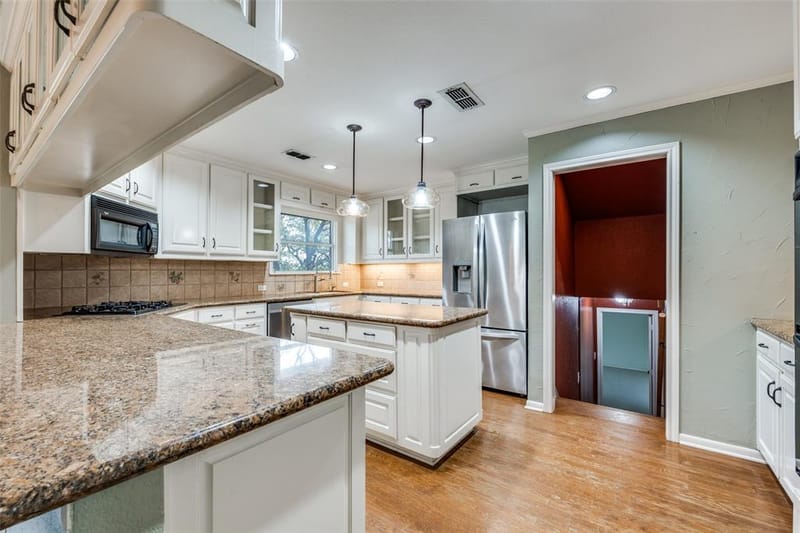 2705 Black Oak Lane, Arlington TX 76012 - Photo 11