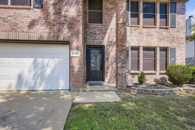7107 Chambers Creek Lane, Arlington TX 76002 - Photo 2