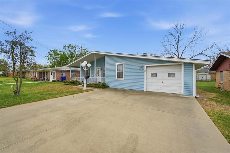 704 Abney Street, Whitesboro TX 76273 - Photo 2