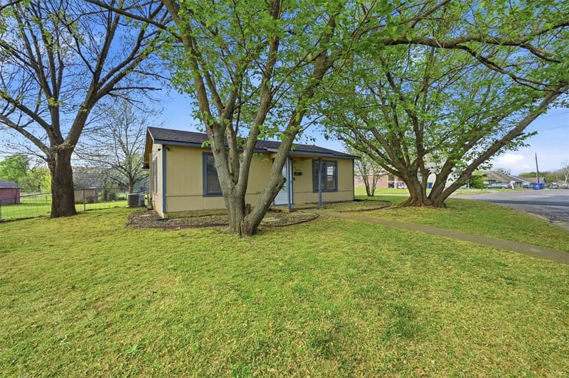 600 E South Street, Whitesboro TX 76273 - Photo 2
