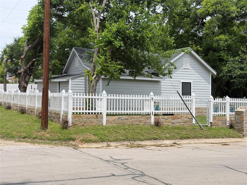 701 Olive Street, Cleburne TX 76031 - Photo 3