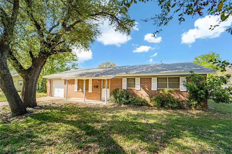 1304 Sycamore Street, Breckenridge TX 76424 - Photo 2