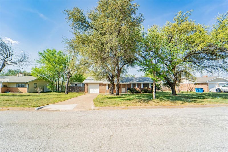 1304 Sycamore Street, Breckenridge TX 76424 - Photo 3