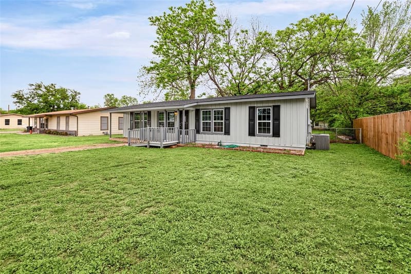 203 S Lancaster Street, Granbury TX 76048 - Photo 3