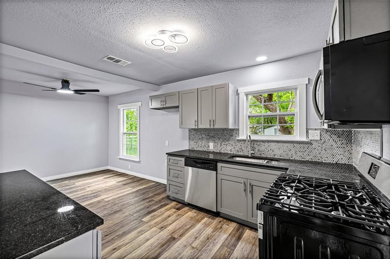 203 S Lancaster Street, Granbury TX 76048 - Photo 14