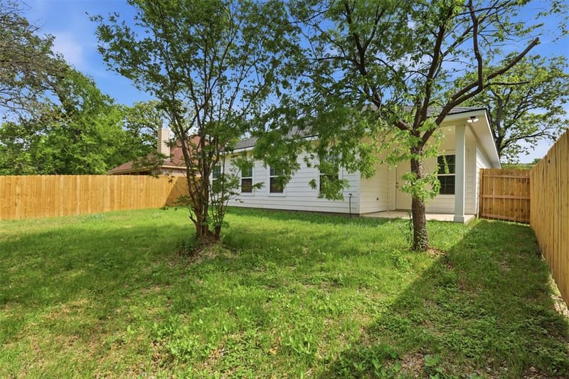2611 Hunting Drive, Fort Worth TX 76119 - Photo 18