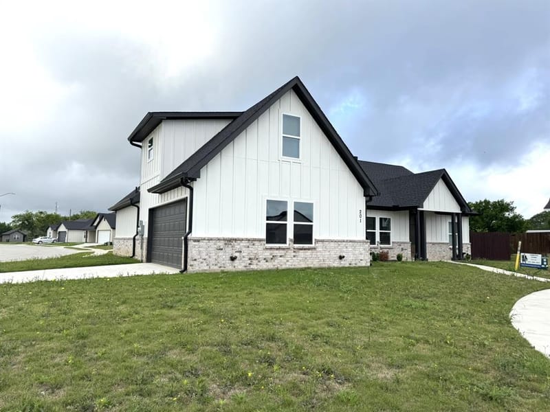 201 Bluff Court, Godley TX 76044 - Photo 2