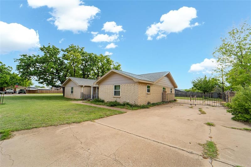 201 Westwood Street, Breckenridge TX 76424 - Photo 2