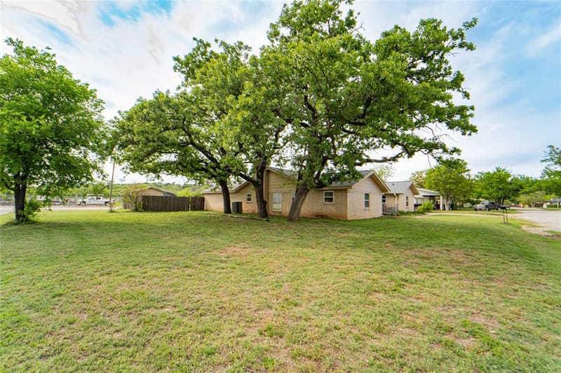 201 Westwood Street, Breckenridge TX 76424 - Photo 3