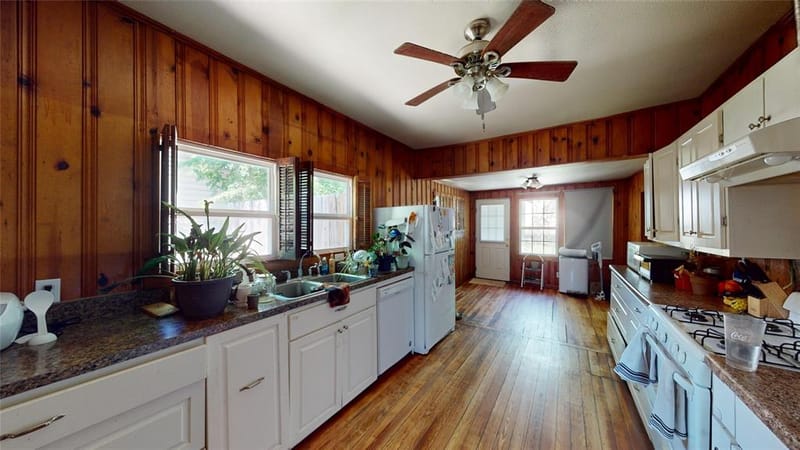 704 Cameron Avenue, Dallas TX 75223 - Photo 8