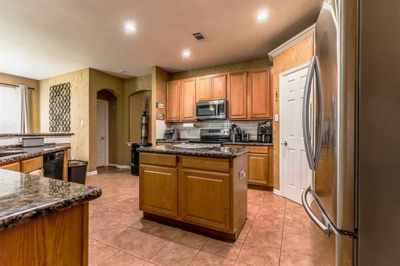 611 Laura Lane, Grand Prairie TX 75052 - Photo 13
