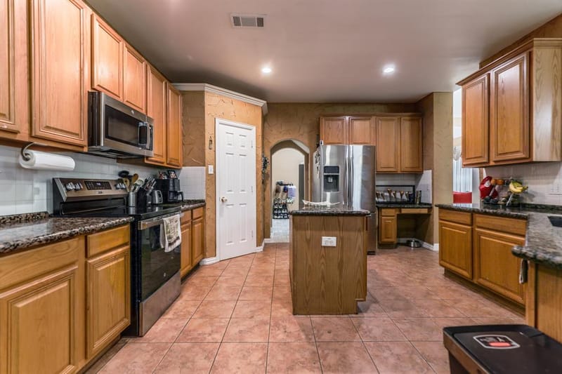 611 Laura Lane, Grand Prairie TX 75052 - Photo 15