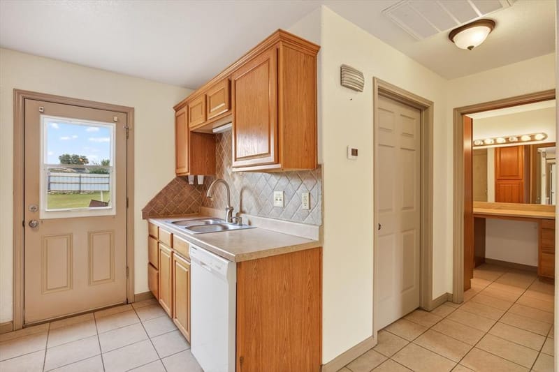 721 Comanche Cove Drive, Granbury TX 76048 - Photo 12