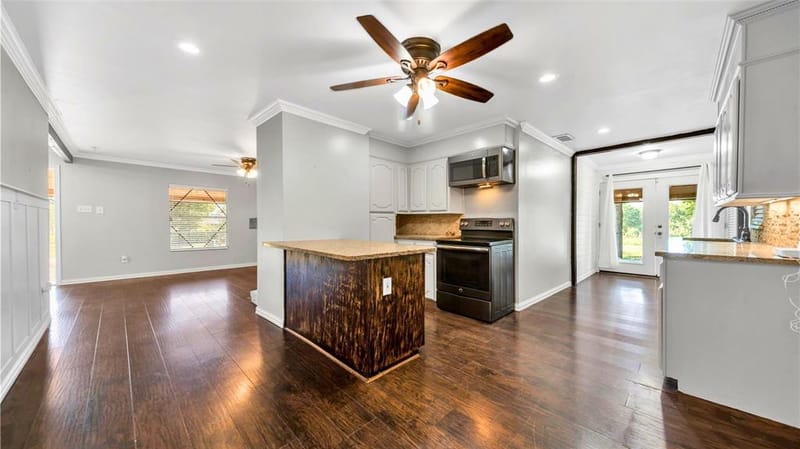 1542 W Reindeer Road, Lancaster TX 75146