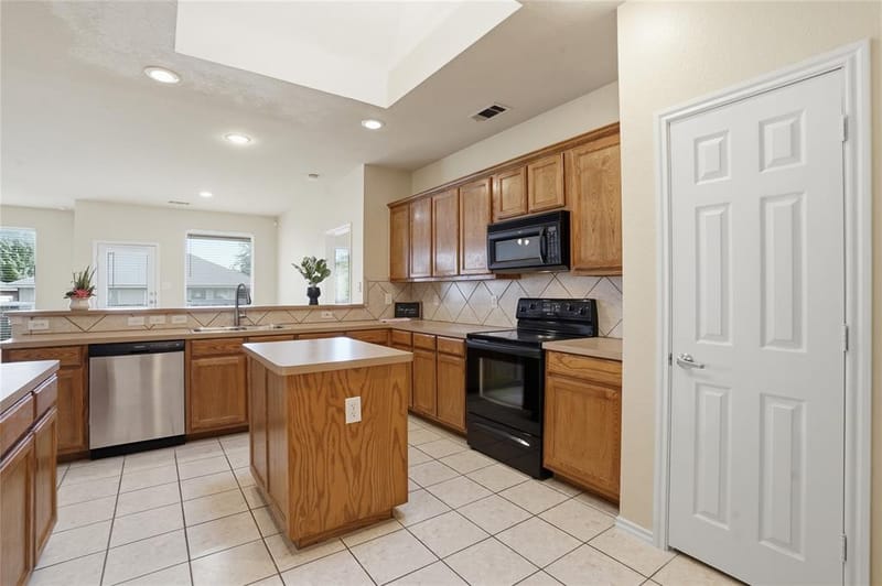 6361 Redeagle Creek Drive, Fort Worth TX 76179 - Photo 9
