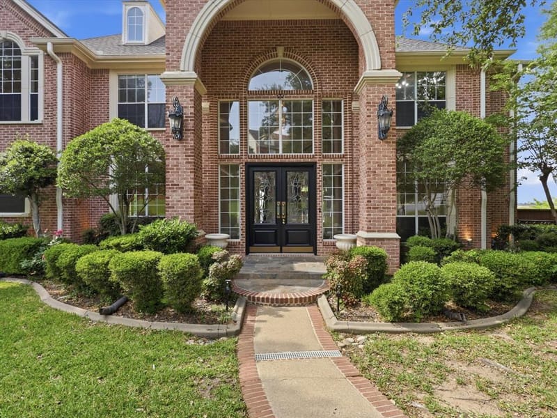 5815 Bay Club Drive, Arlington TX 76013 - Photo 3
