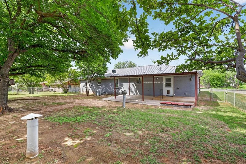 624 N Avenue A, Springtown TX 76082 - Photo 32