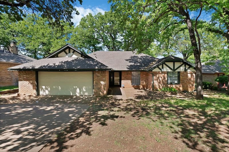 5715 Trail Crest Drive, Arlington TX 76017 - Photo 2