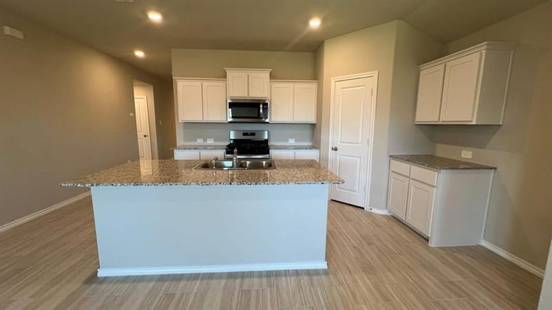 8436 HOLLYMEAD Lane, Fort Worth TX 76131 - Photo 2