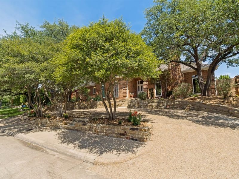 9502 Moss Haven Drive, Dallas TX 75231 - Photo 2