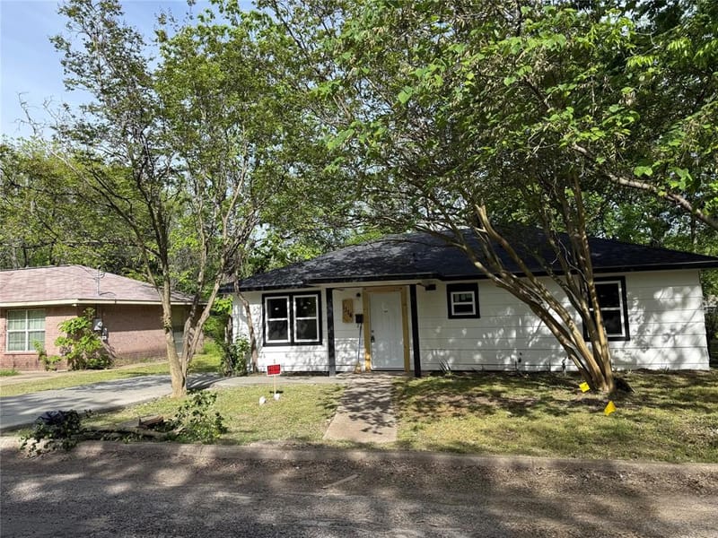 1114 Blackburn Street, Commerce TX 75428 - Photo 2