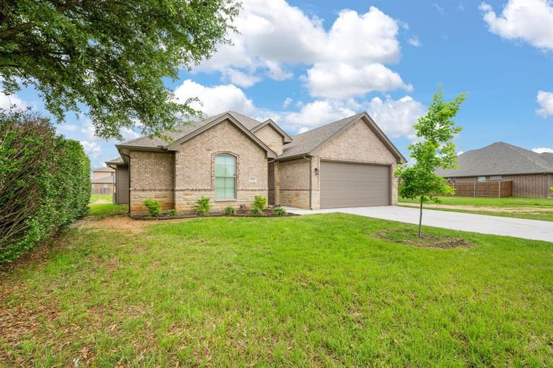 1707 Lakeway Drive, Cleburne TX 76033