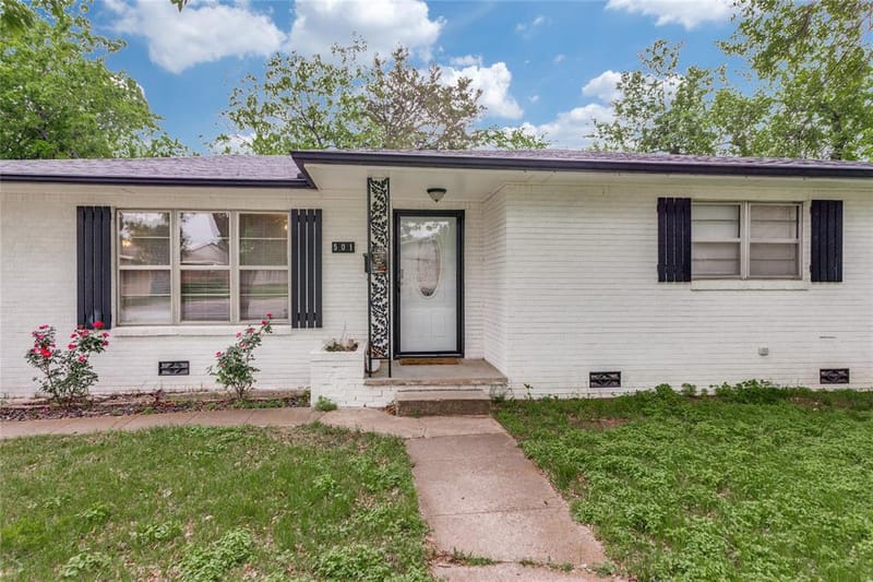 501 Lindsey Street, Bowie TX 76230 - Photo 2