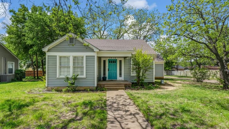 1715 N Oak Avenue, Mineral Wells TX 76067 - Photo 2