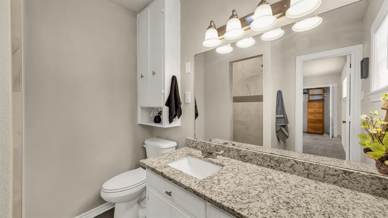 1715 N Oak Avenue, Mineral Wells TX 76067 - Photo 9