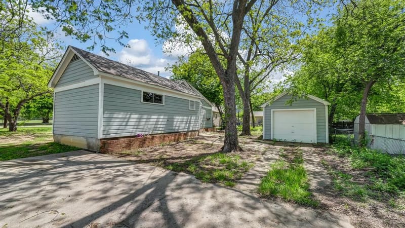1715 N Oak Avenue, Mineral Wells TX 76067 - Photo 11