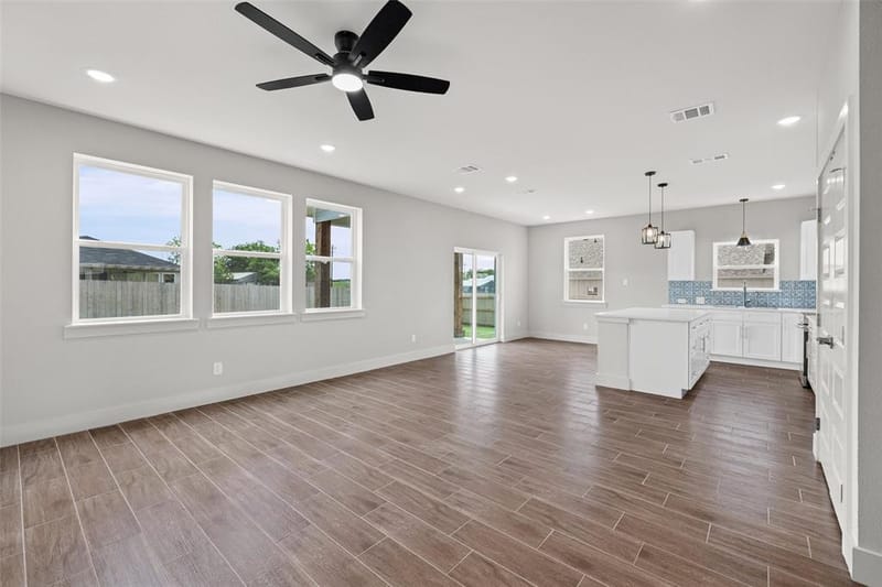 702 Perkins Court, Granbury TX 76048 - Photo 6
