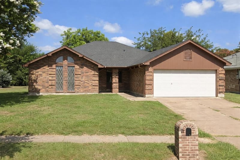 6206 Aires Drive, Arlington TX 76001 - Photo 2