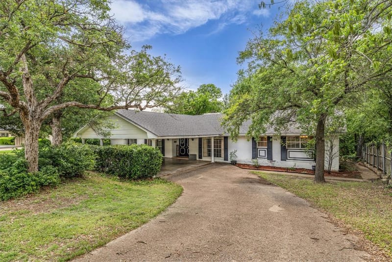 1208 Knotty Oaks Drive, Woodway TX 76712 - Photo 3