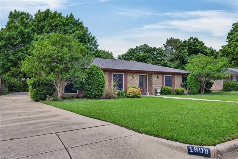 1808 E Cedar Elm Drive, Arlington TX 76012