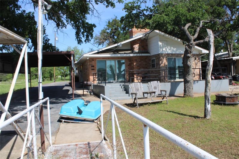 225 Avolyne Avenue, Brownwood TX 76801 - Photo 2