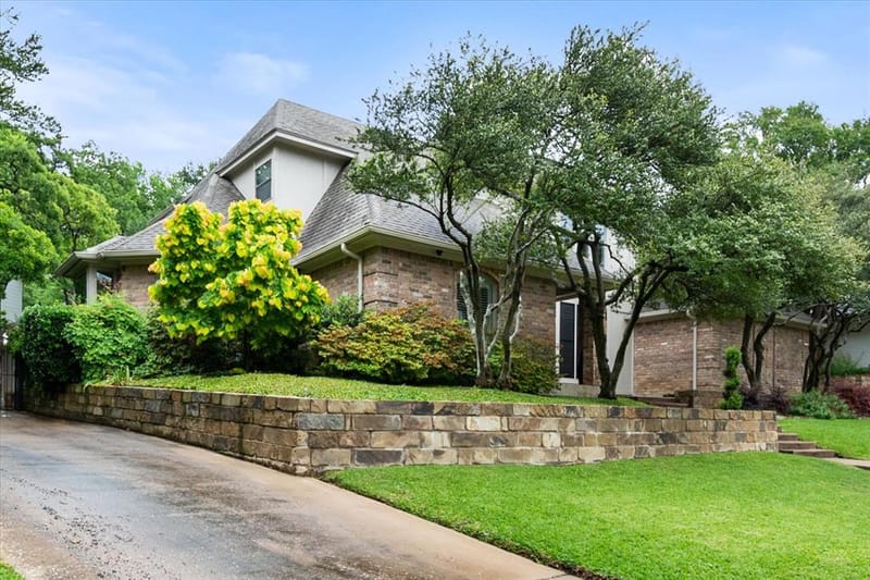 907 Loch Lomond Drive, Arlington TX 76012 - Photo 2