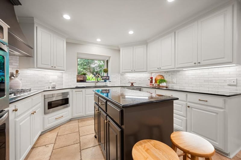 907 Loch Lomond Drive, Arlington TX 76012 - Photo 10