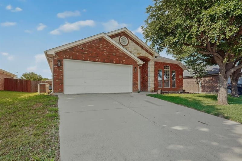 612 Mooney Drive, Saginaw TX 76179 - Photo 2