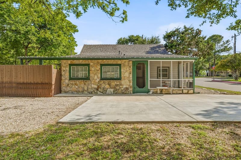 401 E Bridge Street, Granbury TX 76048 - Photo 27