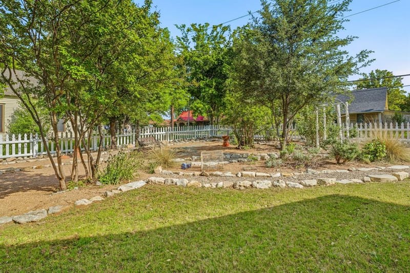 401 E Bridge Street, Granbury TX 76048 - Photo 6