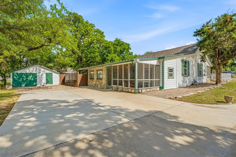 401 E Bridge Street, Granbury TX 76048 - Photo 28