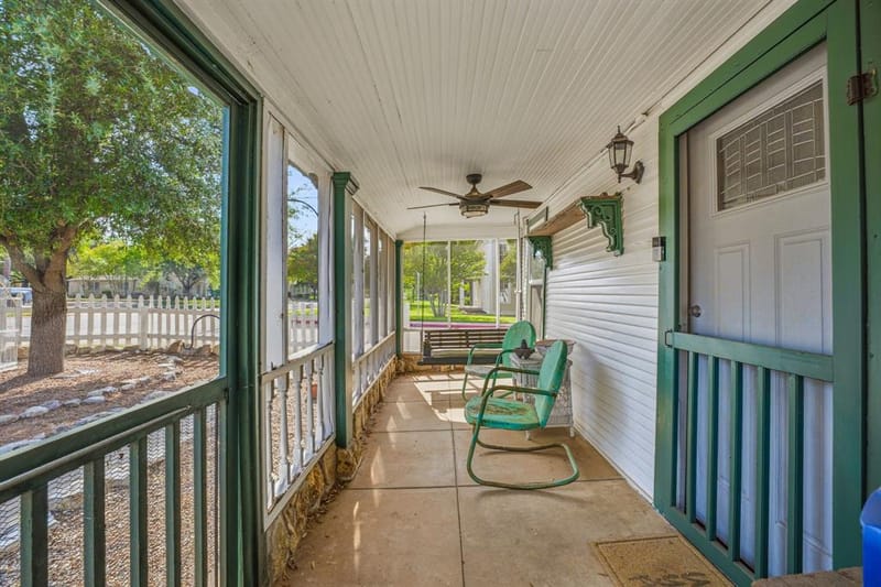 401 E Bridge Street, Granbury TX 76048 - Photo 9