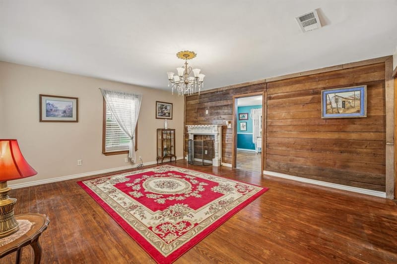 401 E Bridge Street, Granbury TX 76048 - Photo 10