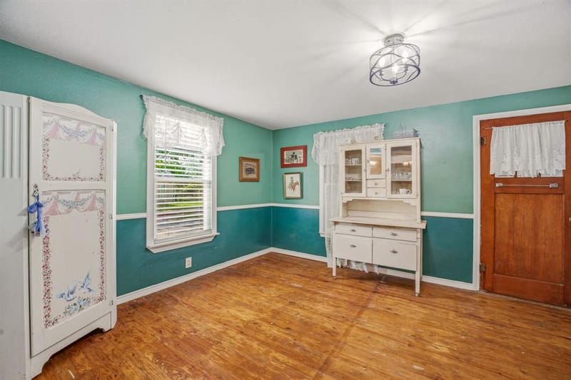 401 E Bridge Street, Granbury TX 76048 - Photo 14