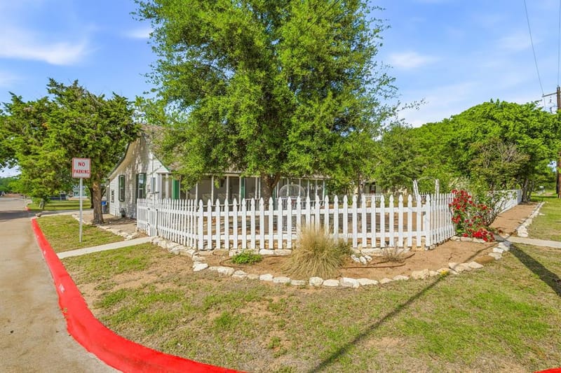 401 E Bridge Street, Granbury TX 76048 - Photo 31